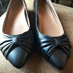 🎉Vionic black leather flat, worn once!! Run Large
